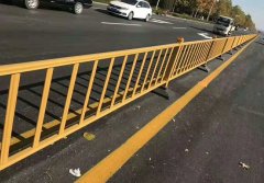 道路交通護欄被拆除，人們的交通護欄面臨考驗